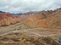 天山-昆仑山交汇处：色彩斑斓 风景如画