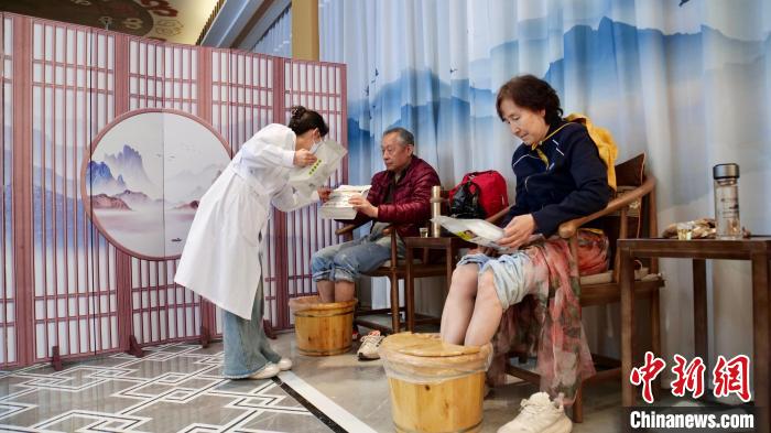 (走进中国乡村)甘肃宕昌发展康养旅游 千年药乡引客来-第1张图片-便民百事通网 (走进中国乡村)甘肃宕昌发展康养旅游 千年药乡引客来-第1张图片-便民百事通网